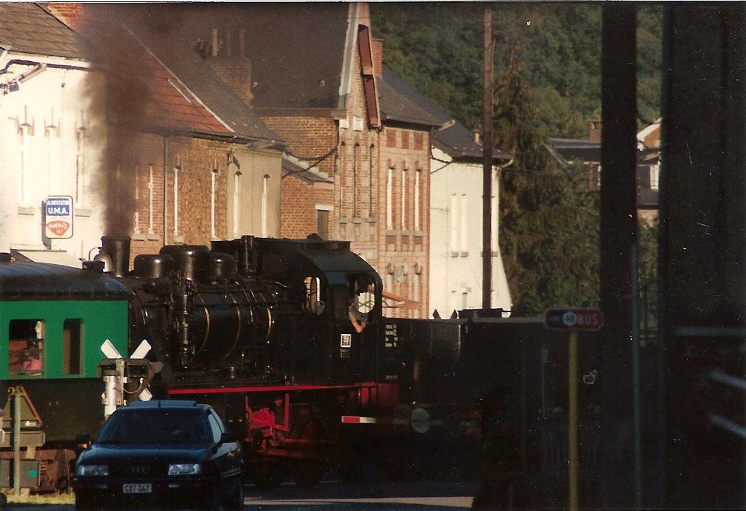 Vapeur au passage à niveau de Hermeton. Août 1990