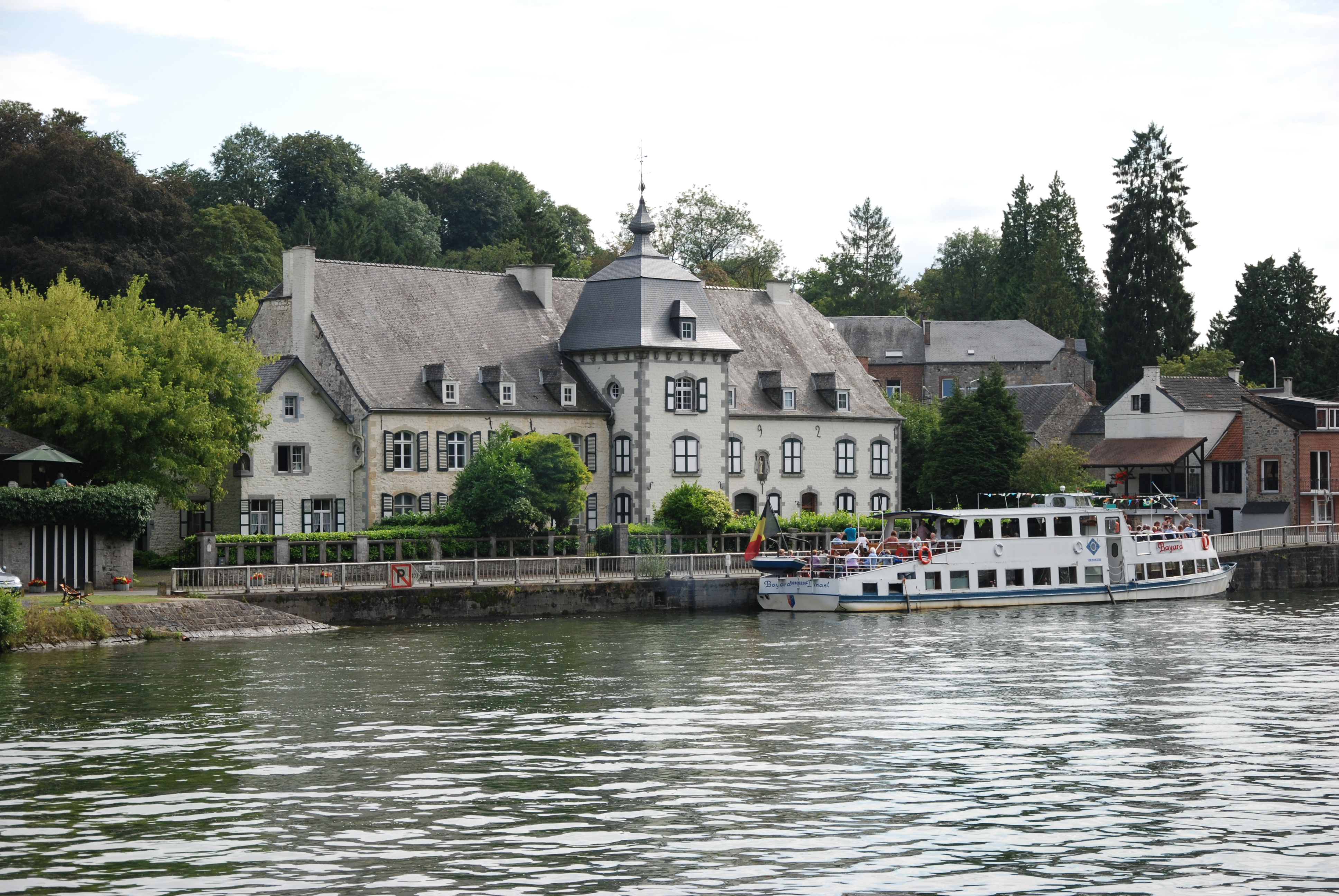 Le Bayard qui croise entre Dinant et Heer-Agimont, ici à l'arrêt à Hastière. Août 2014