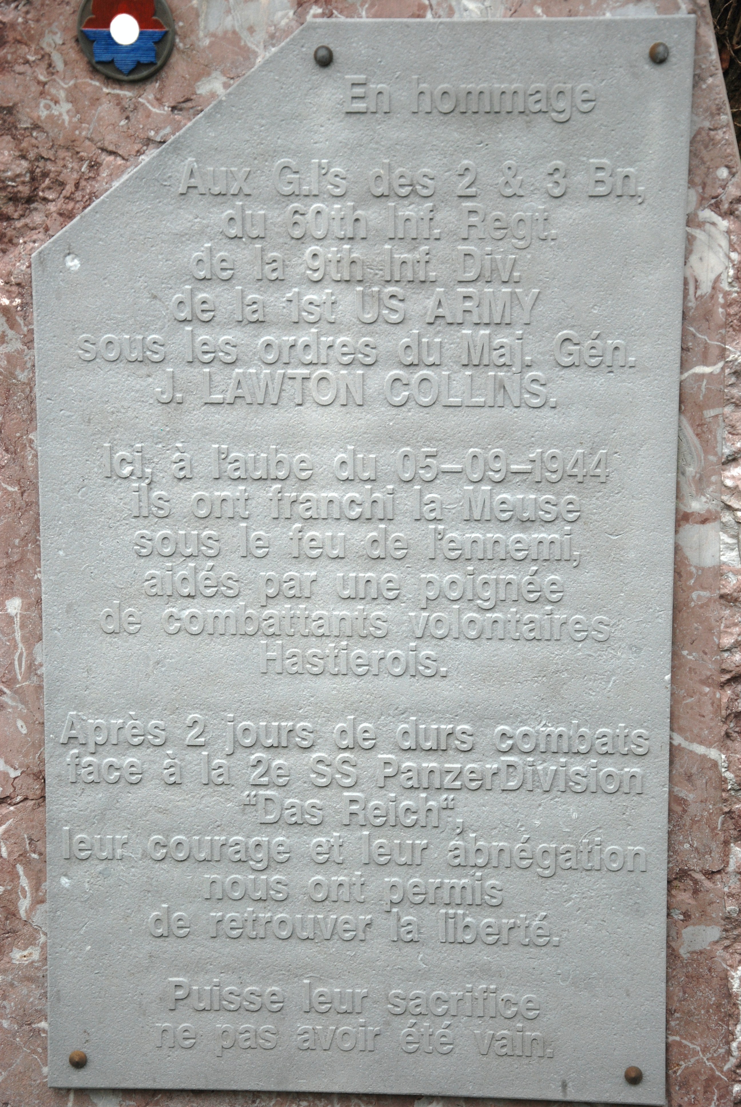 En septembre '44, grâce à des résistants locaux, les troupes US ont pu traverser la Meuse à Hauteur du Bac du Prince alors que les allemands étaient positionnés sur l'autre rive.
La stèle est posée aux côtés du char d'Hermeton.
