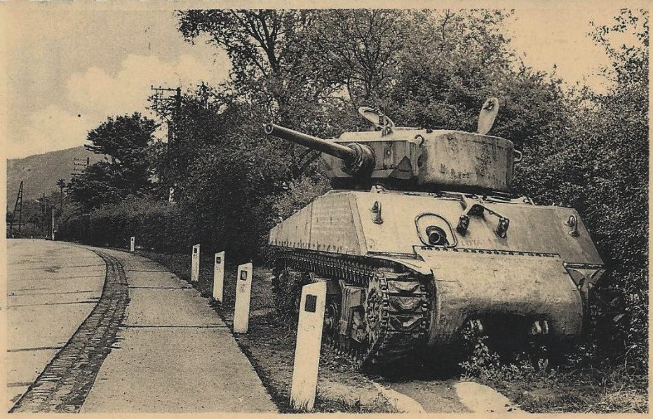 Le Sherman M44 Jumbo (l'original) laissé par les troupes américaines. Il est actuellement au Musée Royal du Cinquantenaire à BXL.