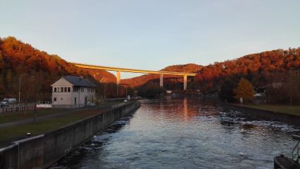 Le pont Charlemagne dominant Dinant. Octobre 2016