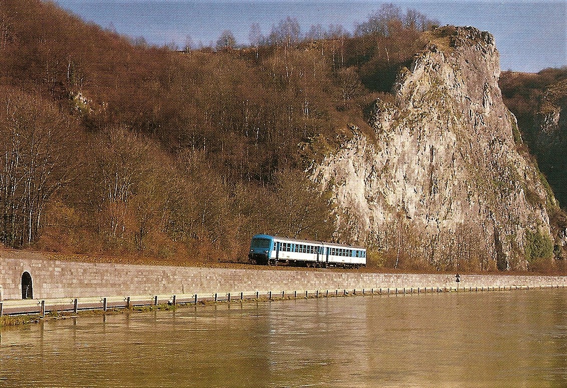Autorail SNCF X4358 entre Dinant et Waulsort