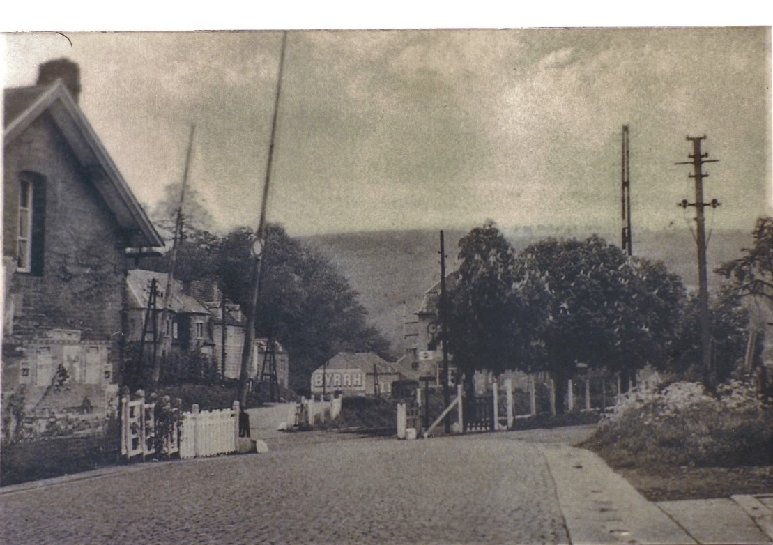 Le passage à niveau de Hermeton en direction de Hastière