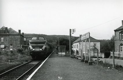 Un "Gros Nez" diesel entrant en gare d'Hermeton en 1980.
Une photo de Jacques BAZIN