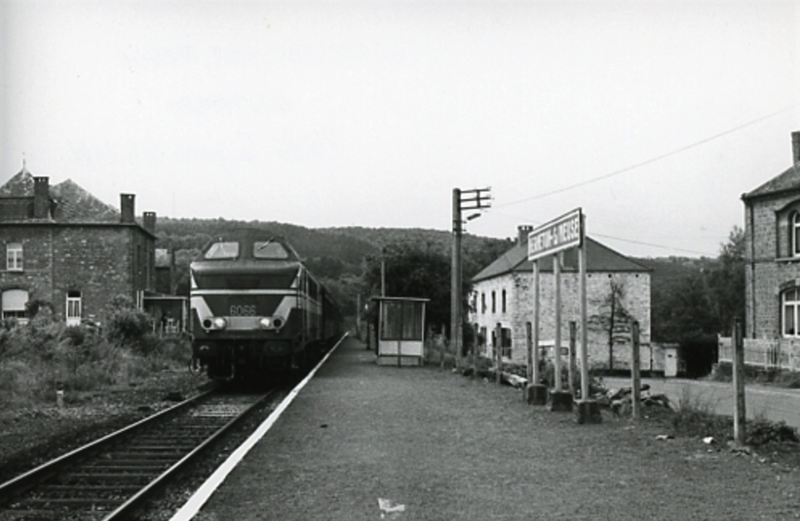 Un "Gros Nez" diesel entrant en gare d'Hermeton en 1980.
Une photo de Jacques BAZIN