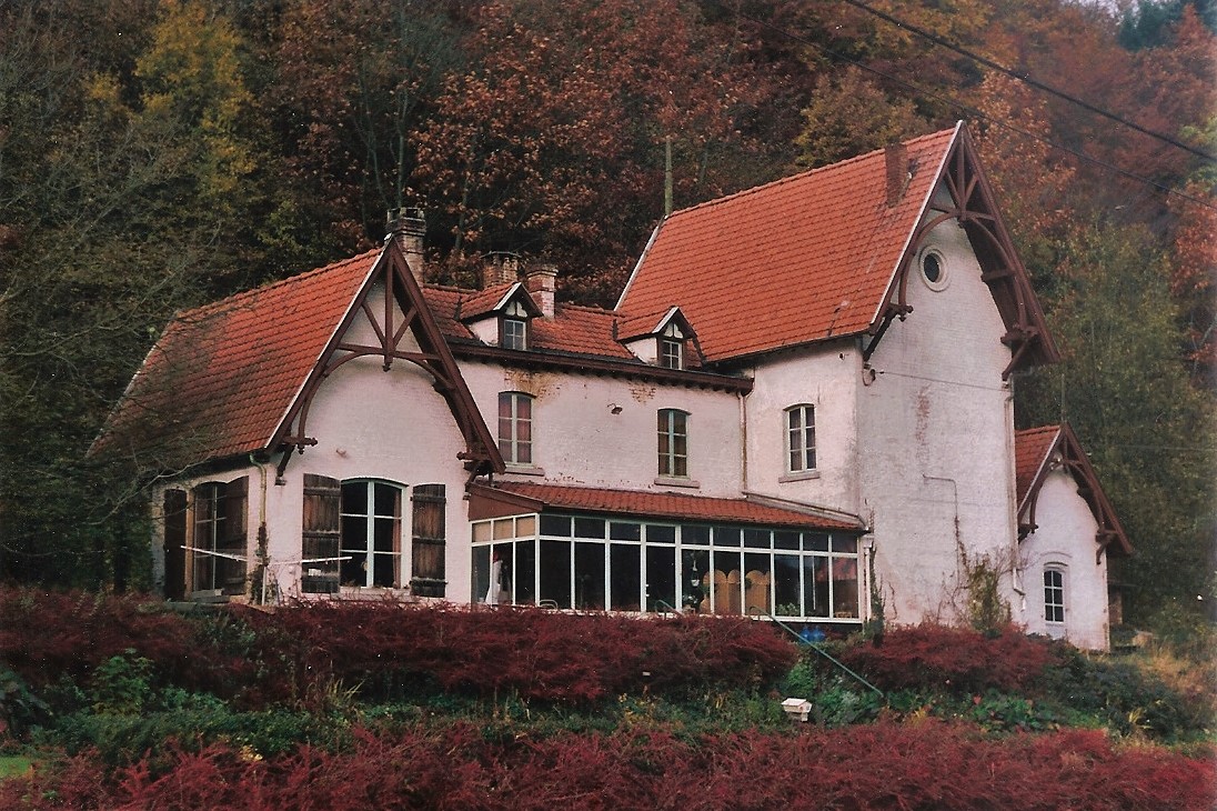 La première gare de Waulsort établie en-dehors des terres du châtelain ...