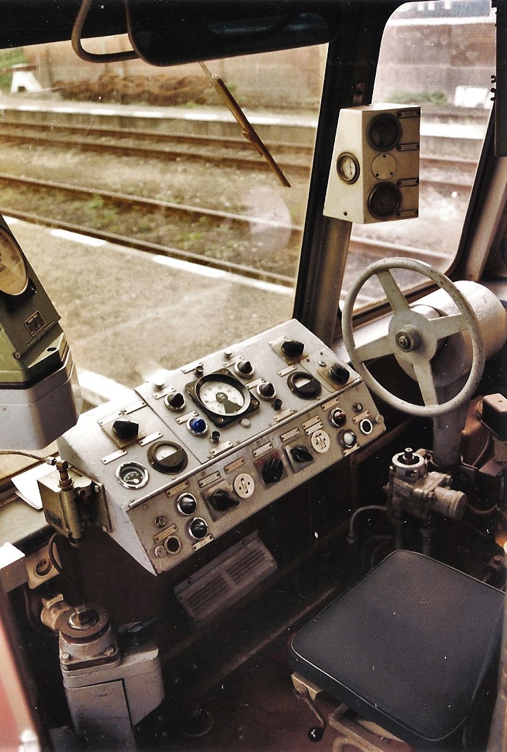 Poste de conduite d'une micheline diesel. Novembre 1994