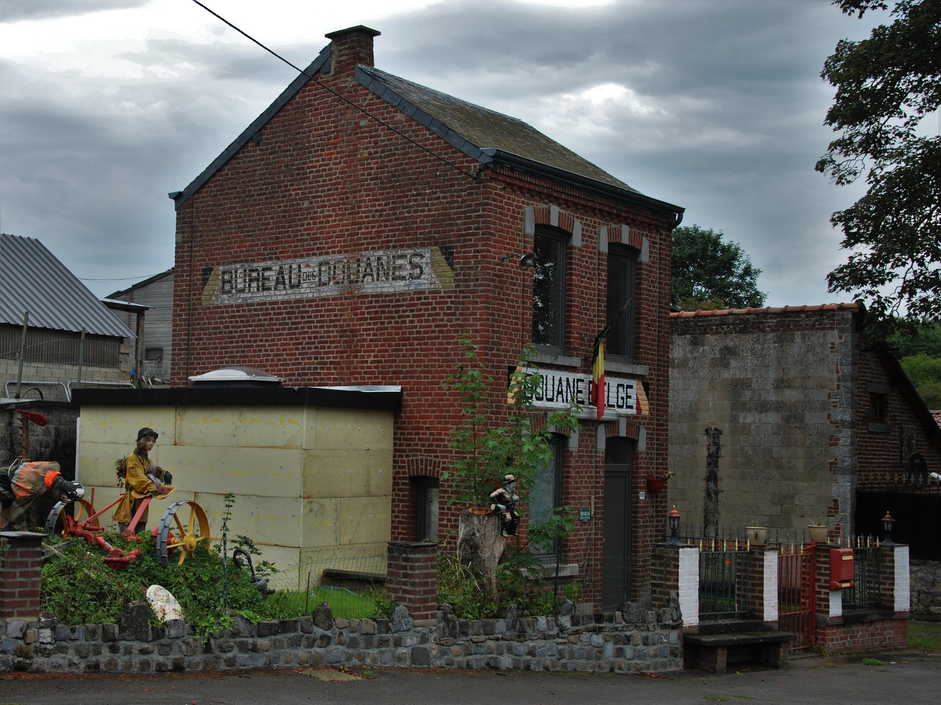 le bâtiment de la douane belge à Heer sur la route conduisant à Givet.
Août 2017