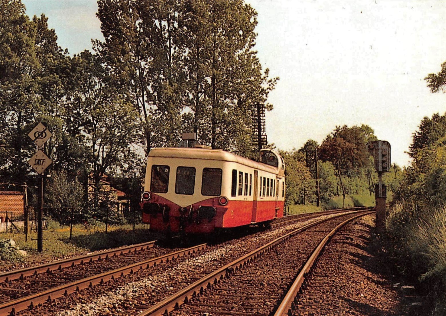 L'autorail quitte le Royaume pour entrer en France. Heer-Agimont.