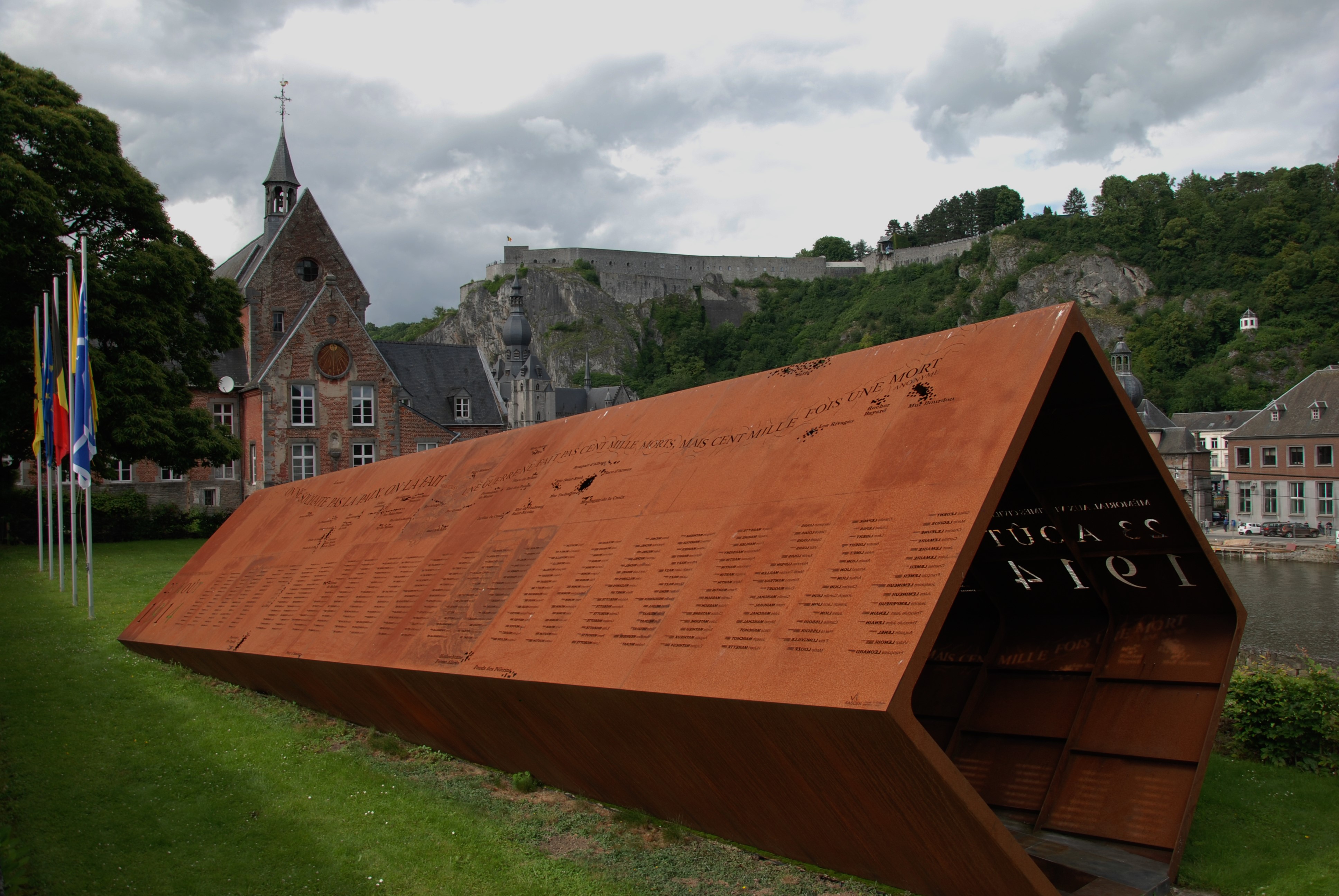 Monument érigé en souvenir des massacres perpétrés le 23 août 1914 à Dinant.