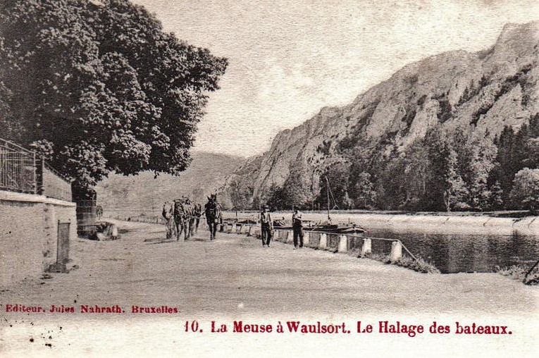 En 1902, les barges étaient tractées par des chevaux, du moins dans le cas des plus riches bateliers ...