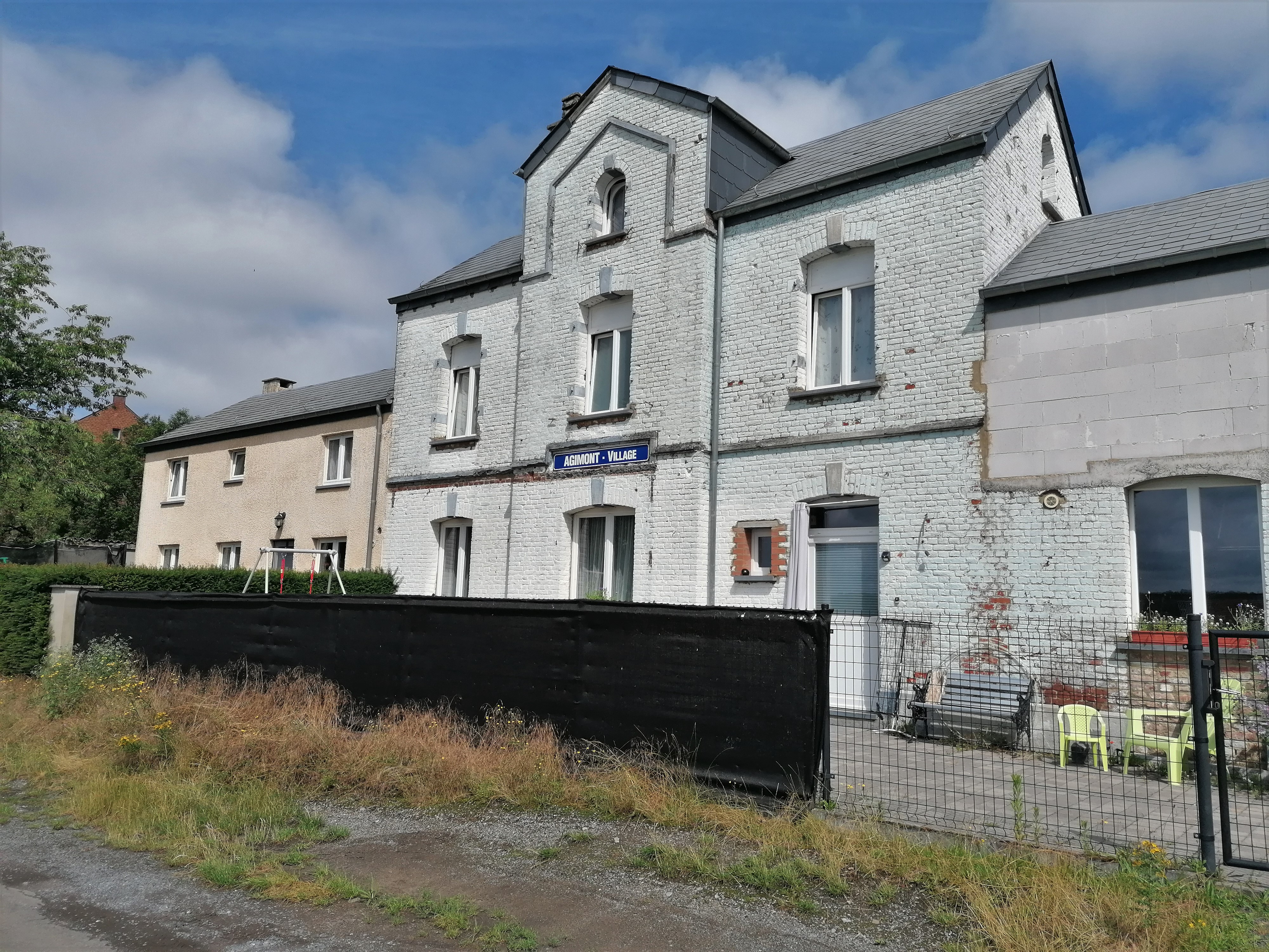 L'ancienne gare d'Agimont-Village positionnée sur la ligne vers Chimay. A ne pas confondre avec celle, plus imposante, de Heer-Agimont.