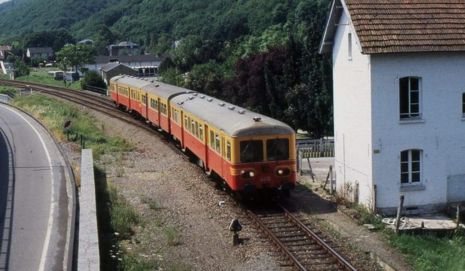 Hastière, à hauteur de l'ancien passage à niveau. A droite, la maison du chef-garde.
Autorail du CF3V.