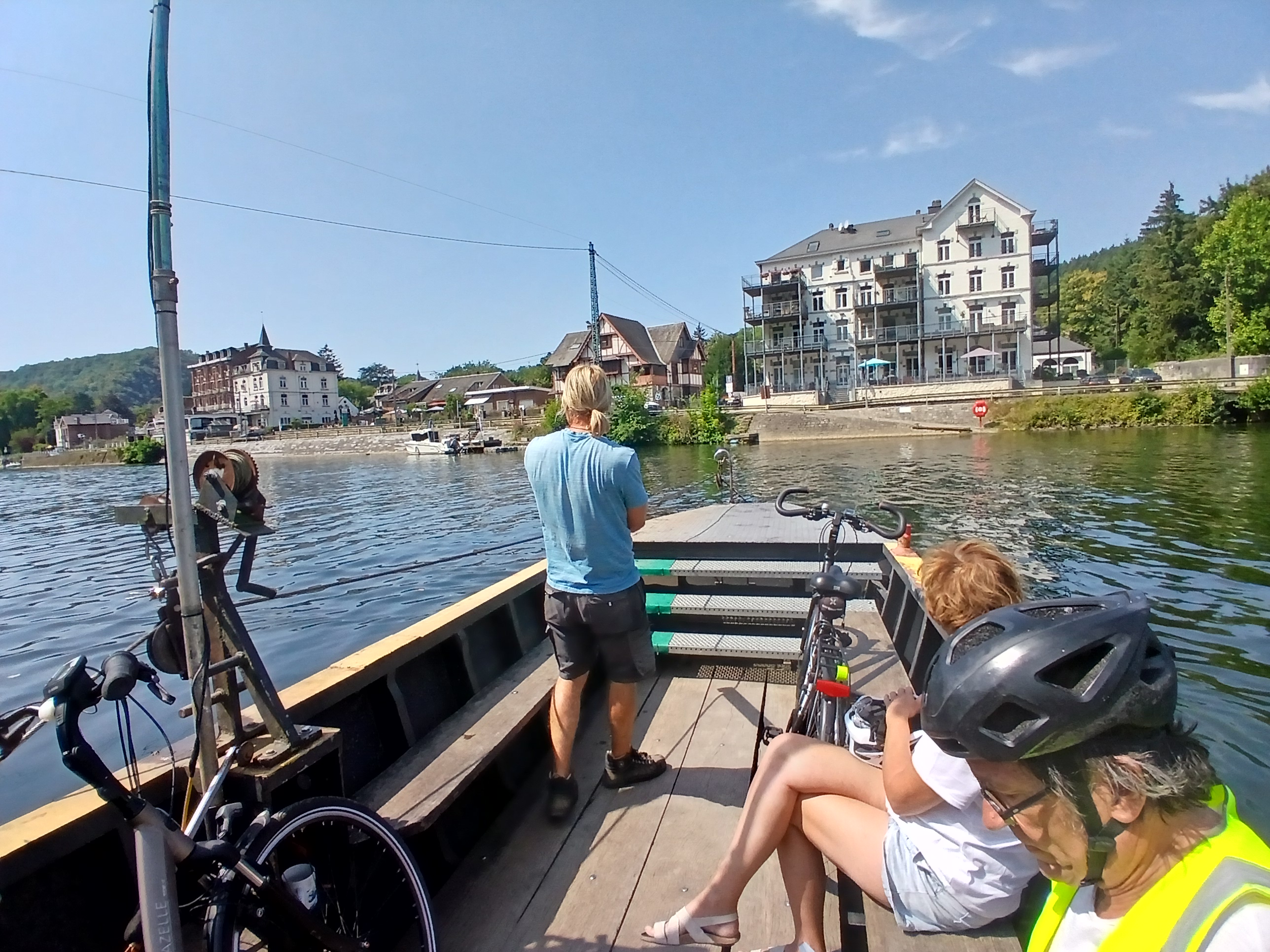 Traversée de la Meuse par le bac de Waulsort.
Août 2025