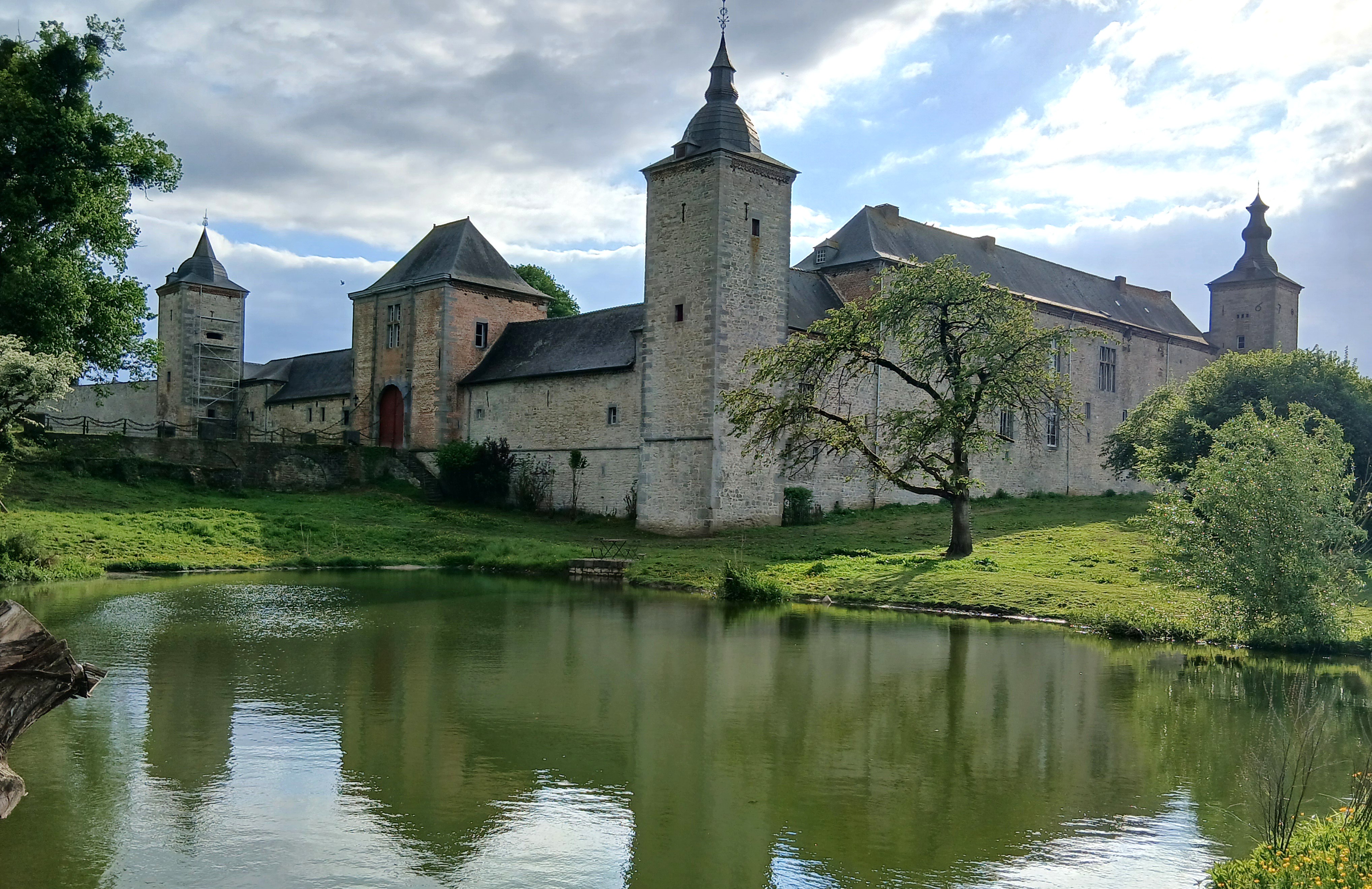 Le chateau-ferme de Falaën.
Août 2025