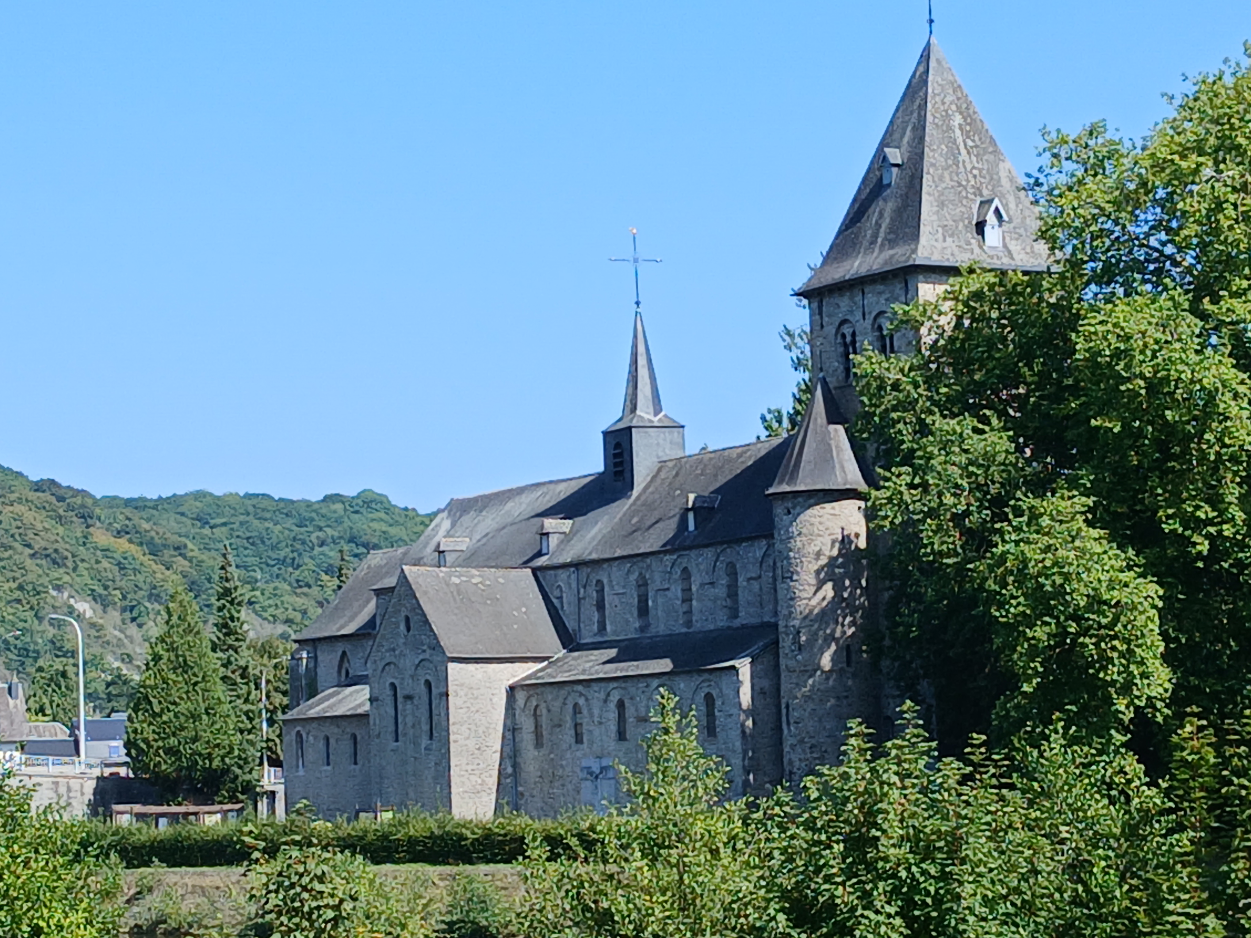 L'église abbatial de Hastière.