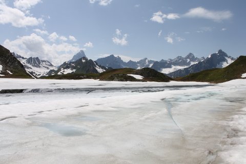 Lac de Fenêtre gelé dans les Alpes suisses