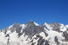 Täschhorn 4490 m., Dom 4545 m., Lenzspitze 4294 m., Nadelhorn 4327 m. et Stecknadelhorn 4242 m. / Sommets suisses