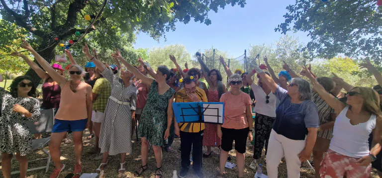 Les choristes de Melting Colors chantent en plein air
