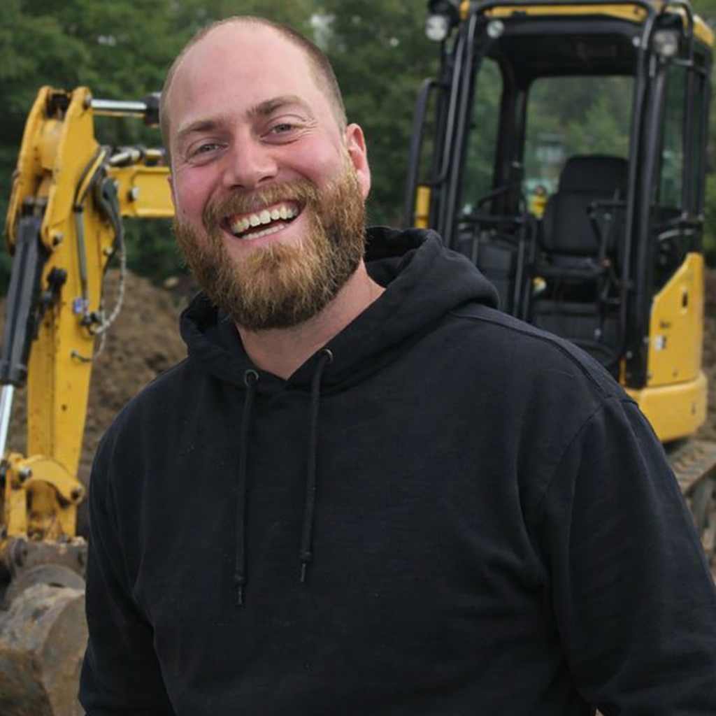 Entrepreneur en excavation résidentielle dans Lanaudière et la Couronne Nord, spécialisé en drains français, fondations, entrées d’eau et aménagement paysager. Plus de 15 ans d’expérience sur des chantiers majeurs, offrant un service rigoureux, humain et professionnel pour des travaux durables et de qualité.