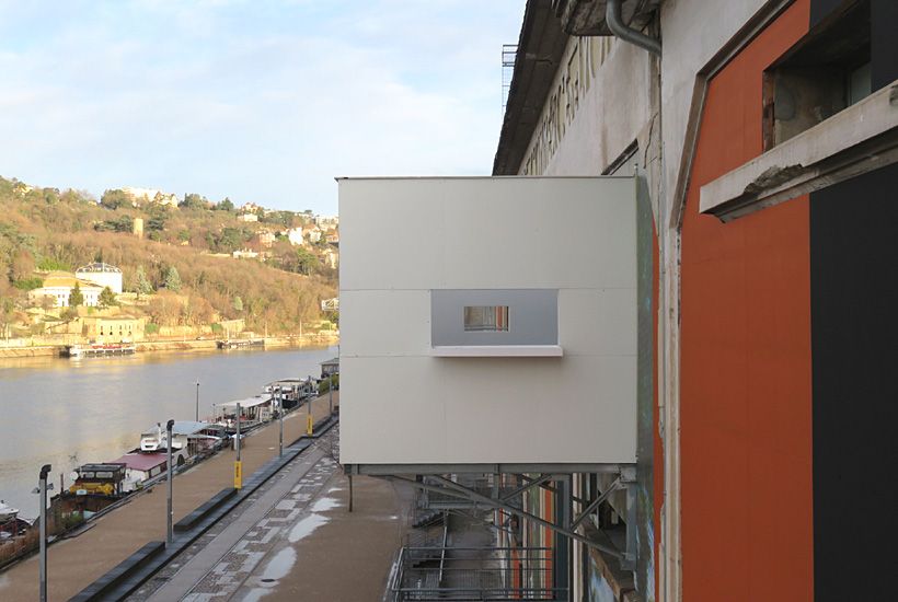 Vue d'une des deux box réalisées par FIXART pour l'intervention de Michel Blazy à la Biennale d'art contemporain de Lyon en 2015.