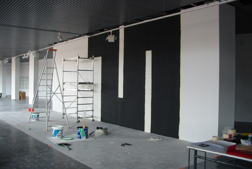 Vue du montage de l'exposition "Listen to your eyes" à l'Ecole des beaux-arts de Metz pour le Frac Lorraine par FIXART