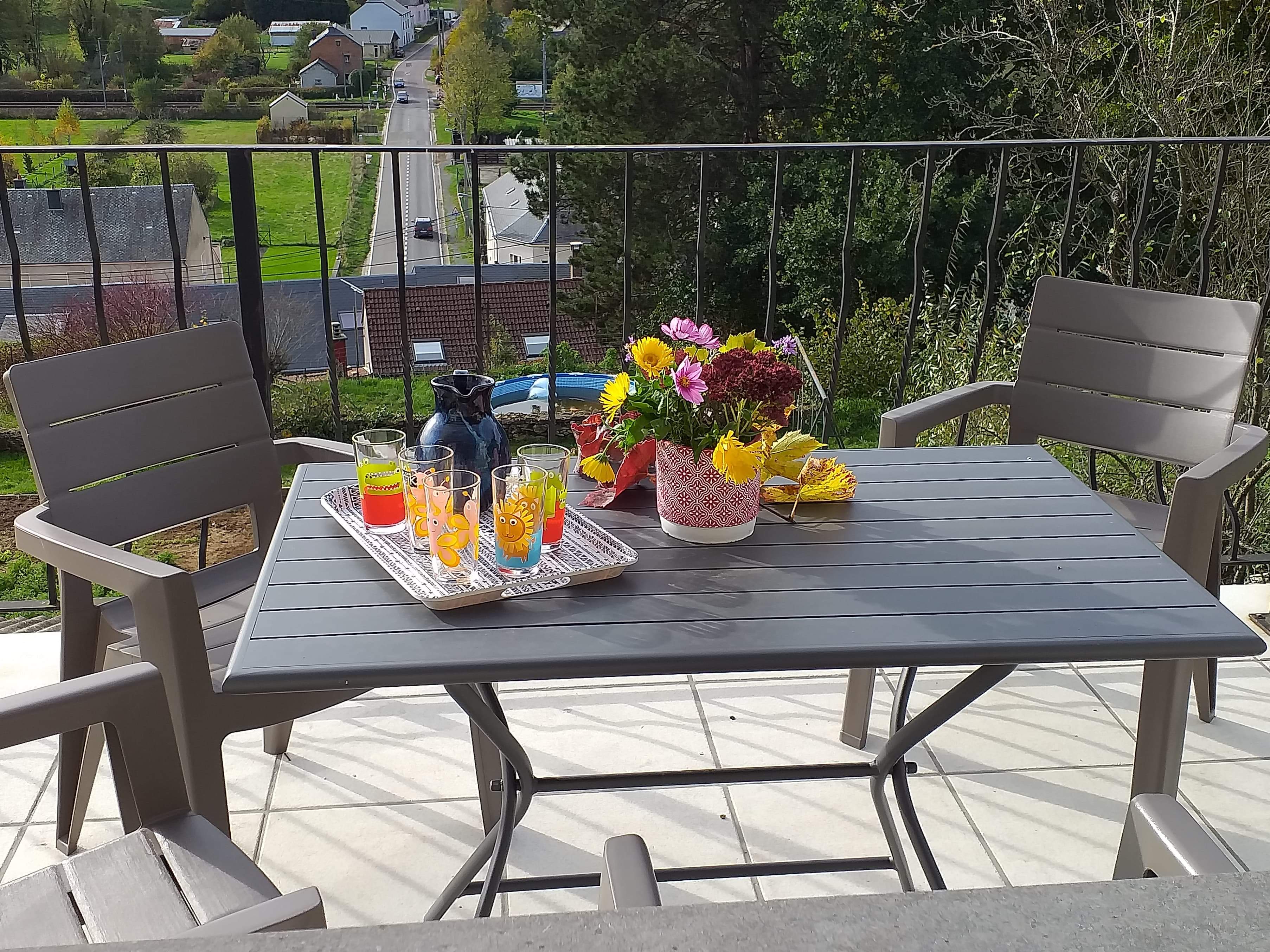 Petit-déjeuner sur la terrasse du Balcon de la Gaume