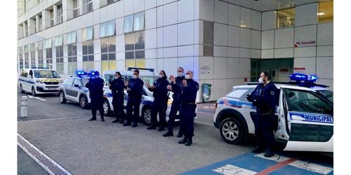 La police municipale rend hommage aux personnels soignants de l’hôpital central 