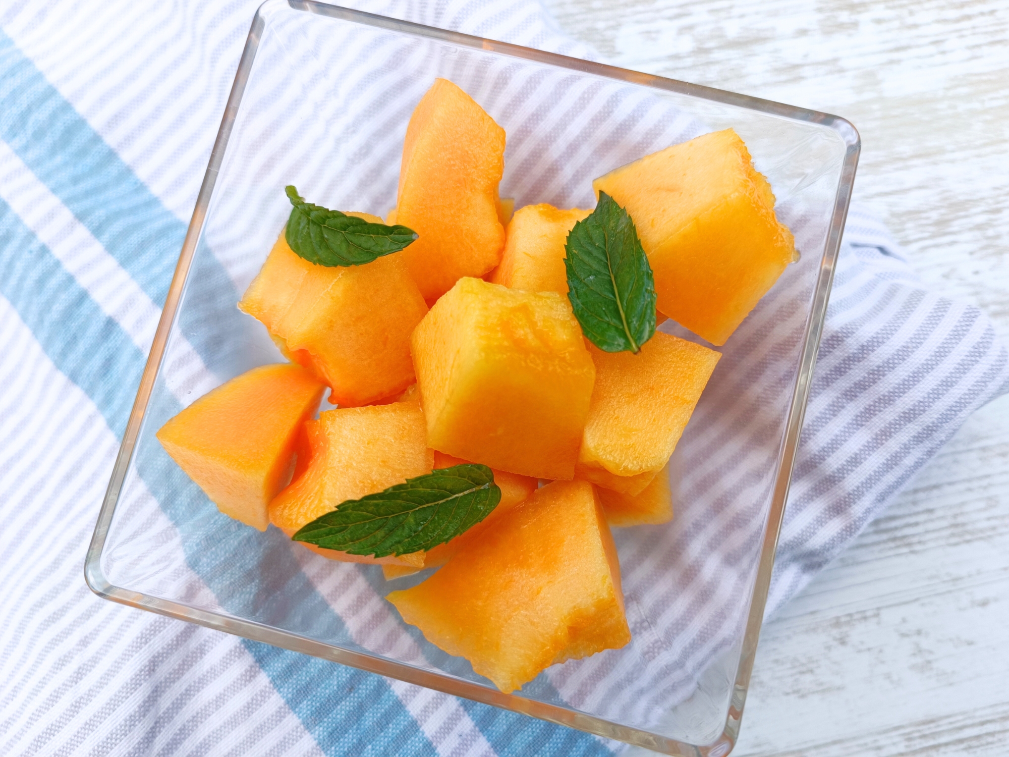Verrine avec des morceaux de melon et des feuilles de menthe