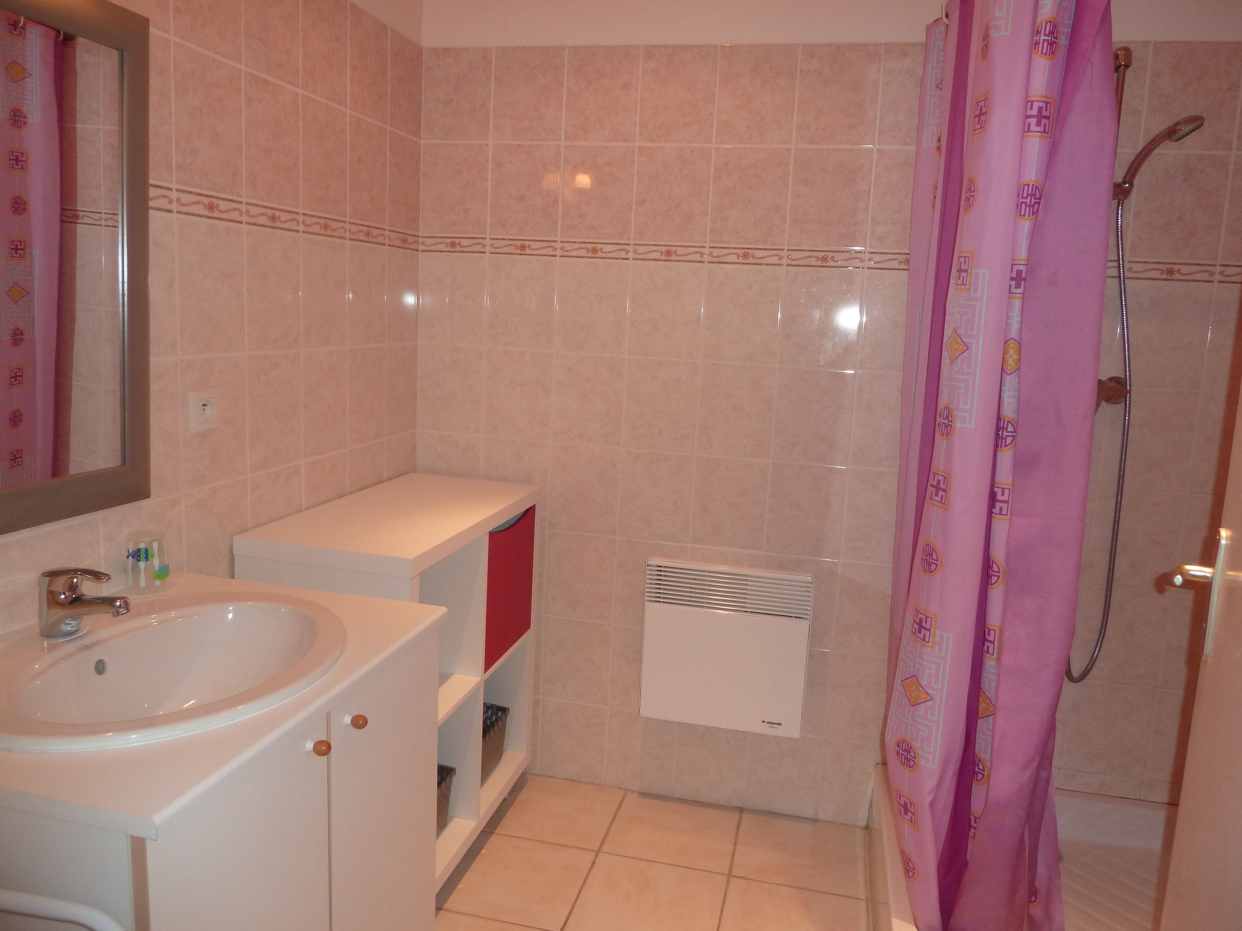 salle de bain avec douche