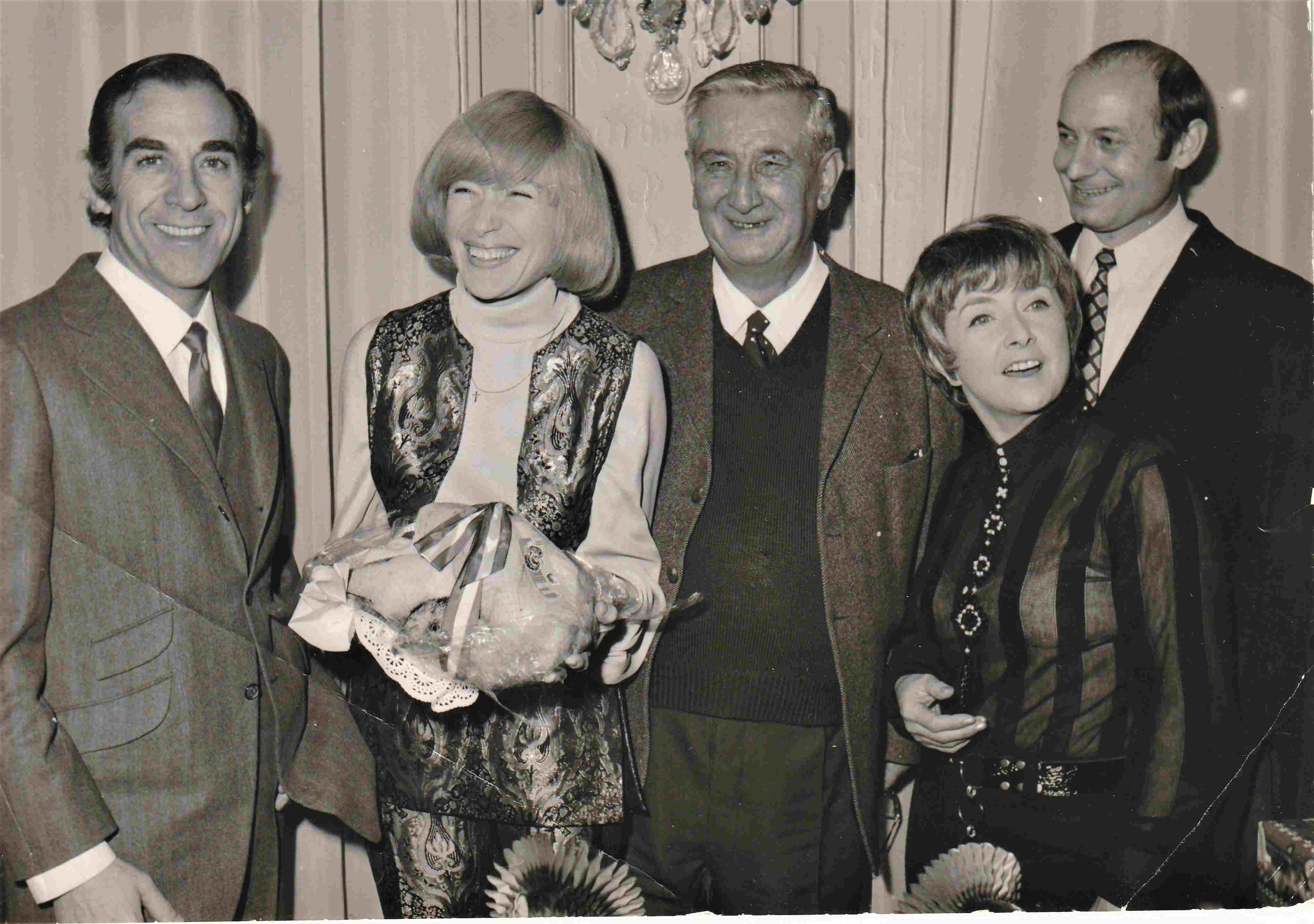 Luis mariano jacqueline dulac thevenoux mick micheyl dans le salon paul ricard a paris