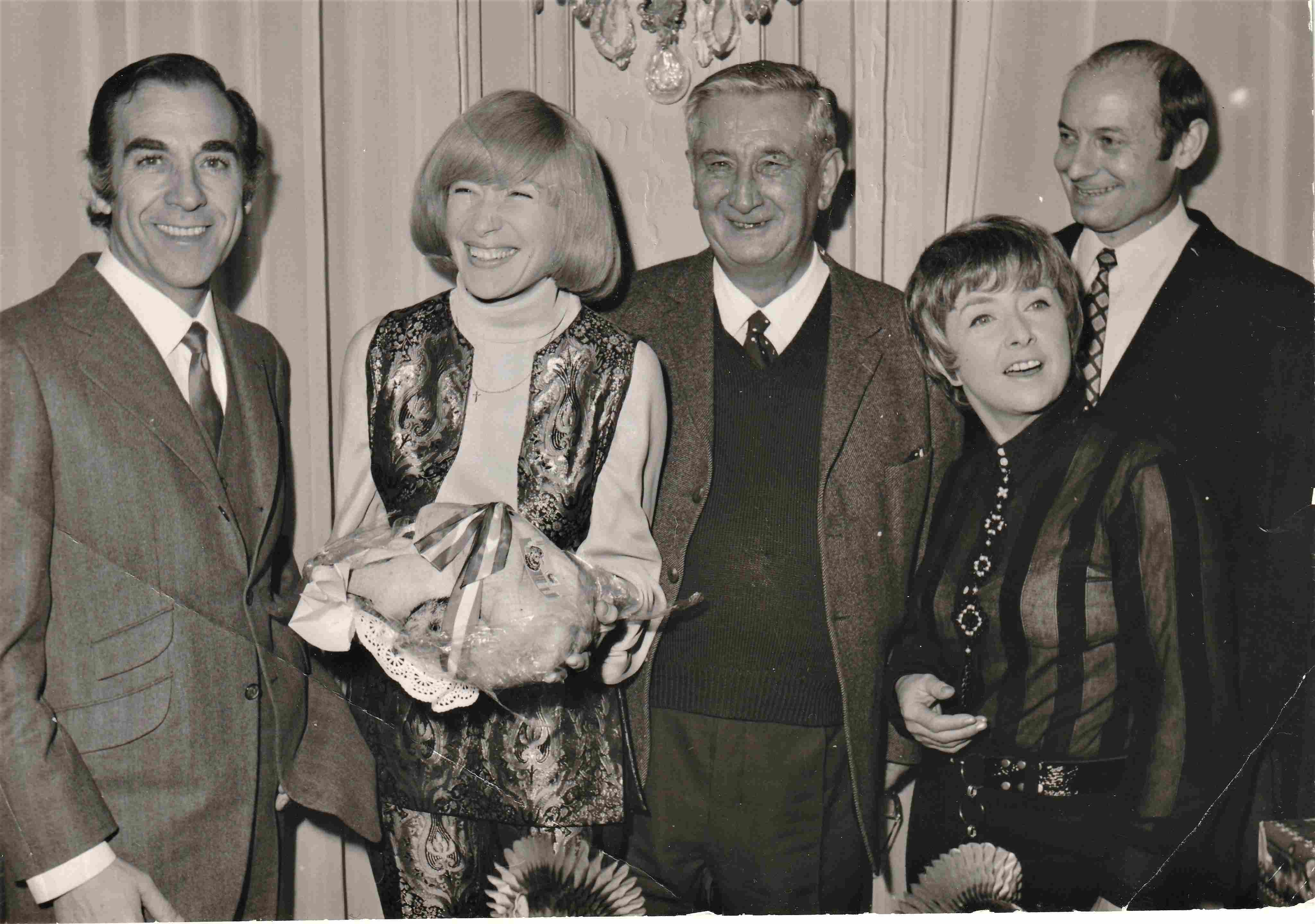 Luis mariano jacqueline dulac thevenoux mick micheyl dans le salon paul ricard a paris