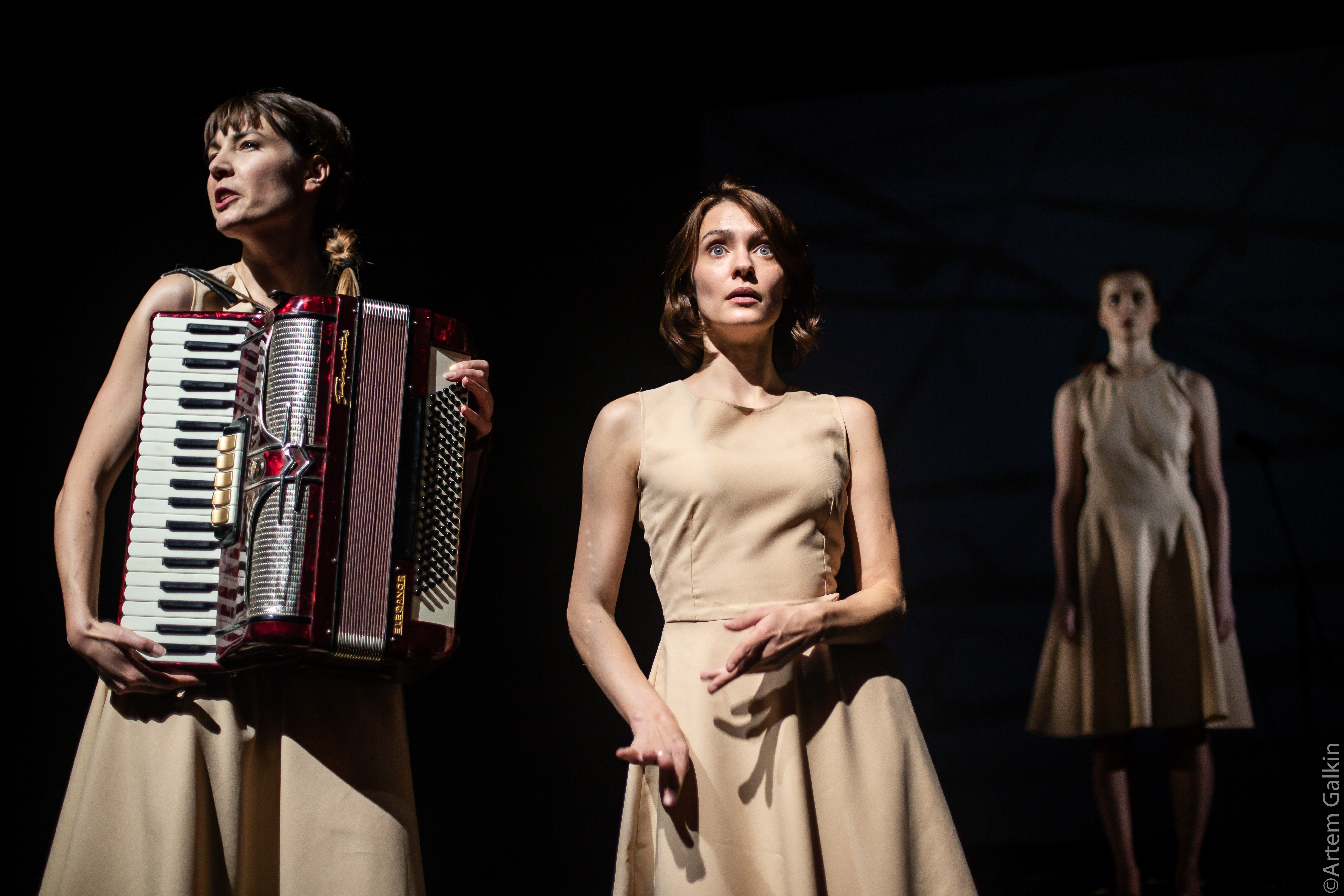 A nos ames sauvages d apres et on tuera tous les affreux de boris vian vianfest kiev octobre 2020 avec viktoria donets et anastasia perets sur la photo photo de artem galkin 2