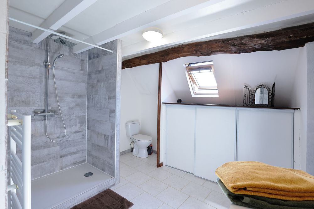 Belle salle d'eau avec rangements