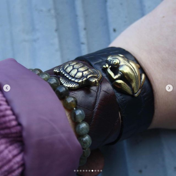 Screenshot 2021 12 14 at 10 31 53 boutique regarde moi sur instagram elles sont canons les manchettes yolete en cuir laquel 