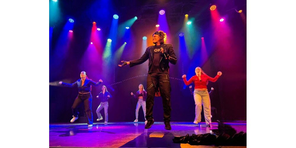 Boris-fait-le-show-avec-les-danseuses-photo-didier-lachaud-1780247398