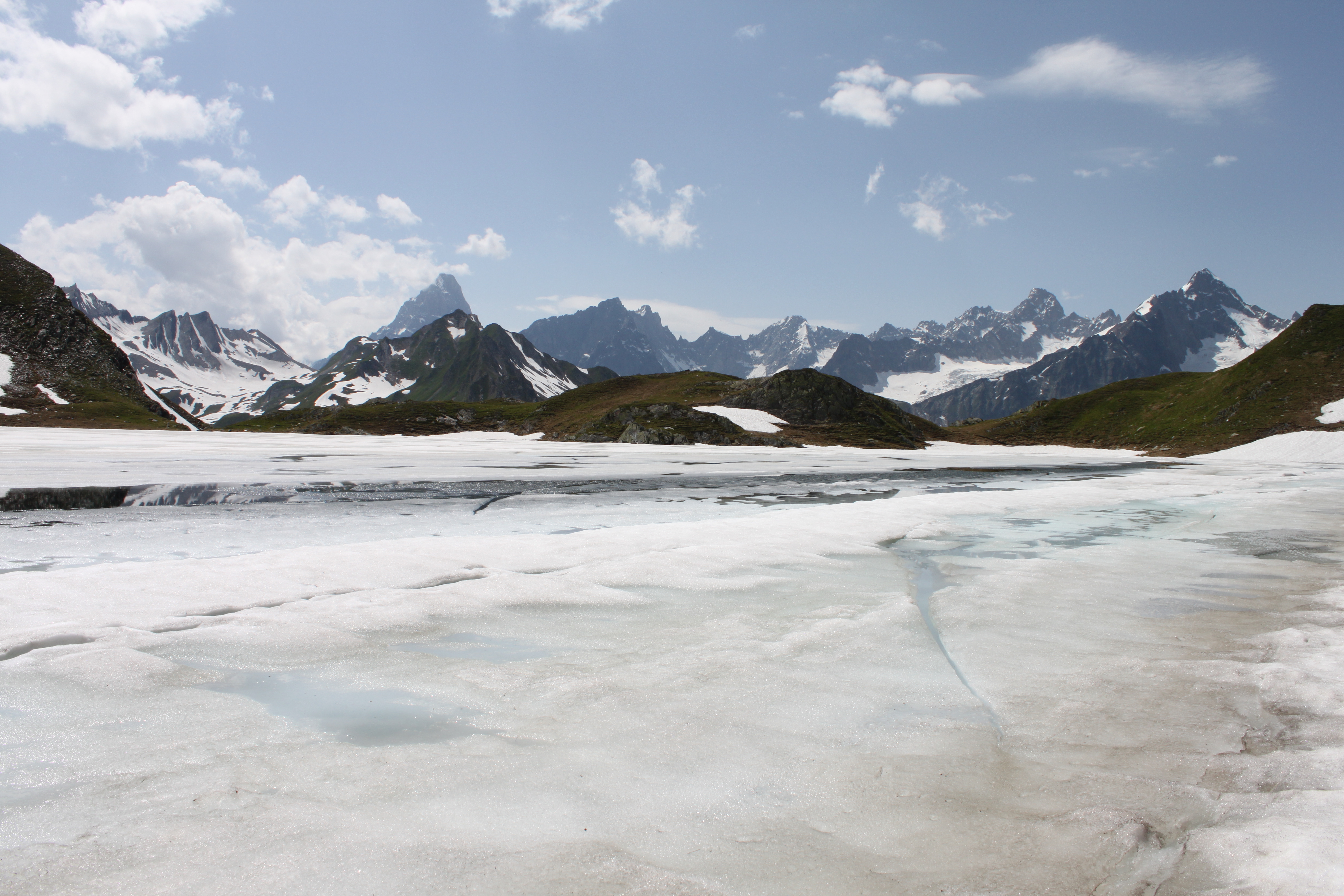 Lac de Fenêtre gelé dans les Alpes suisses