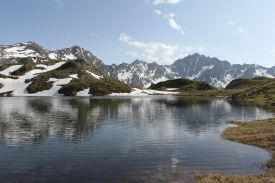 Reflets sur un des Lacs de Fenêtre / Alpes valaisannes suisses