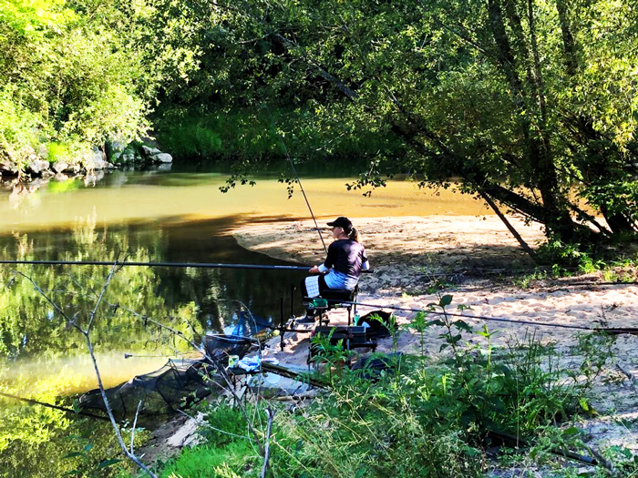 Domaine du chesne peche au bord de la riviere