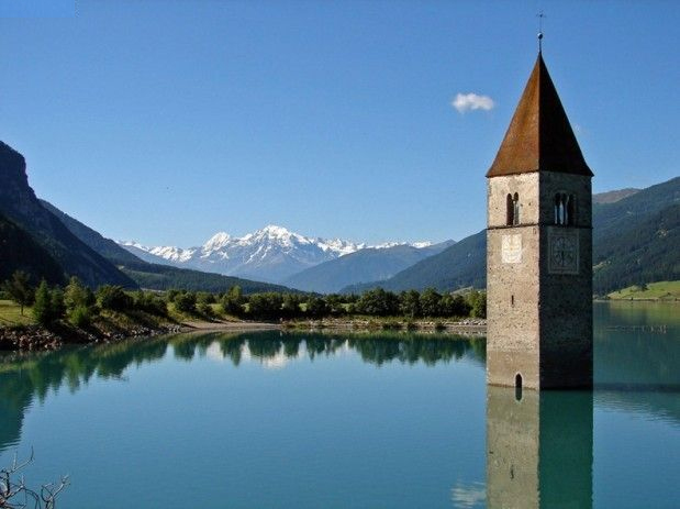 Le-celebre-clocher-du-lac-de-Resia