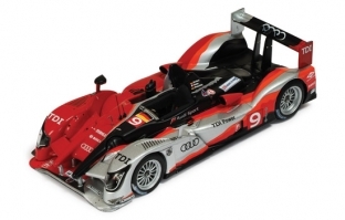 Audi r15 tdi 1er 24 du mans 2010 rockenfeller ixo
