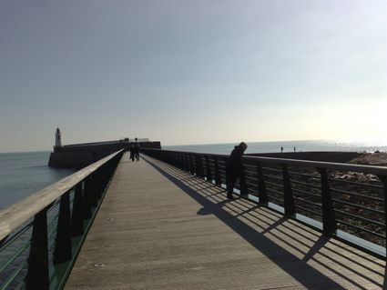 La passerelle pour accéder au phare de l'entrée du chenal se trouve en face de la résidence.