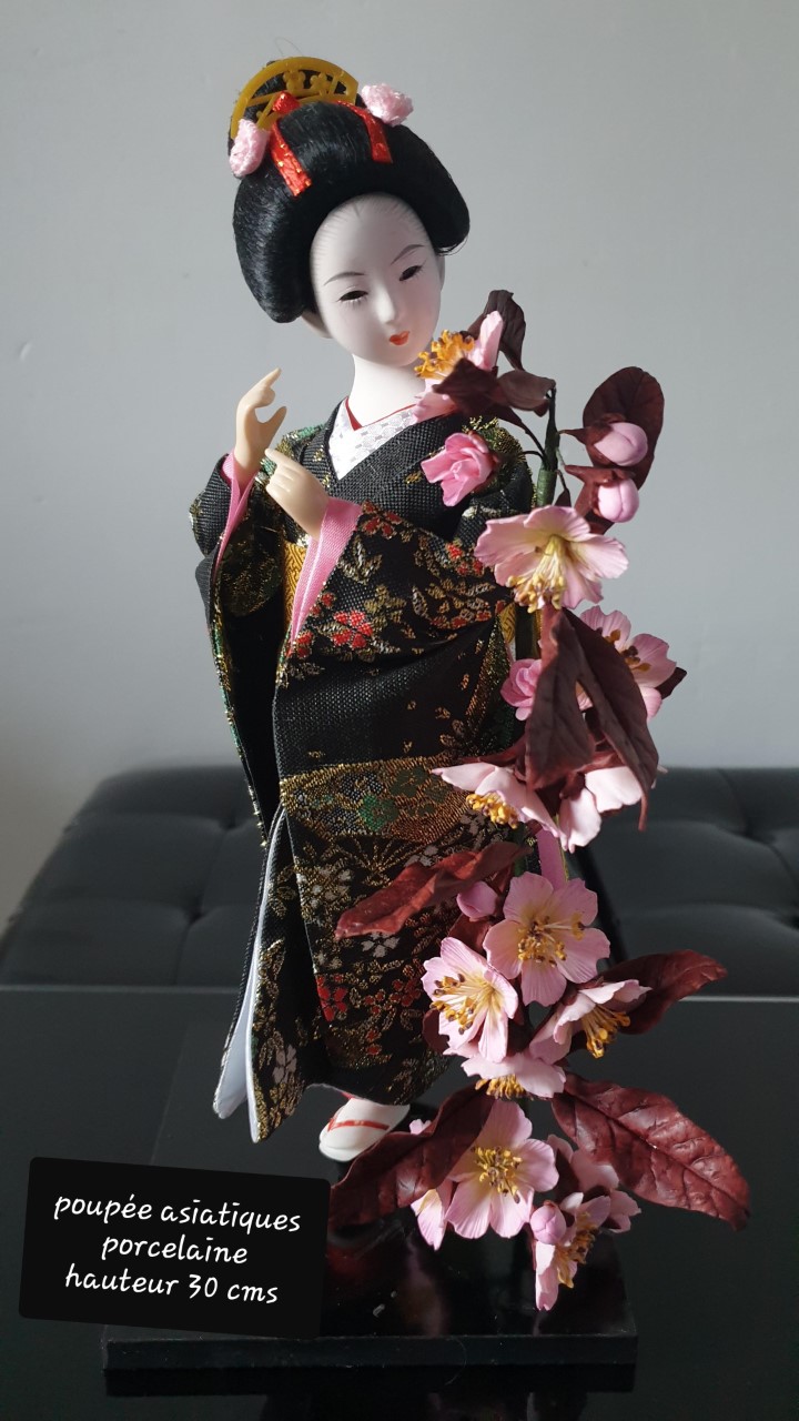 Poupee asie assise
