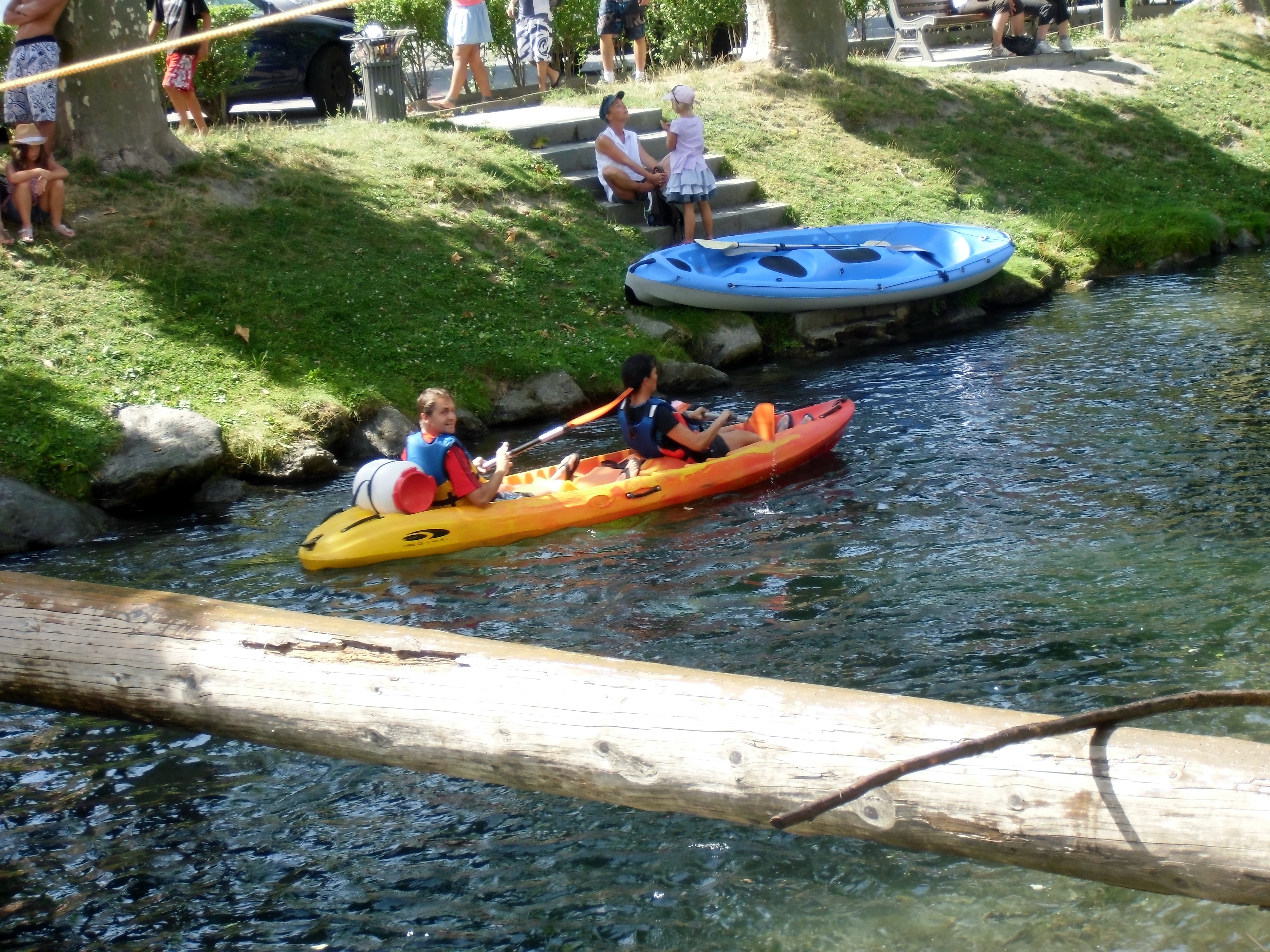 Canoe sur le riviere en face de la maison