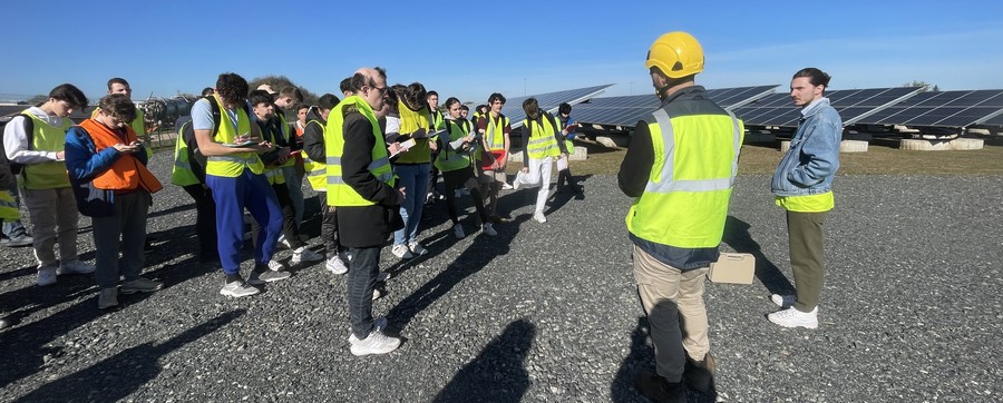 Les STI2D visitent un  champs de panneaux photovoltaïques