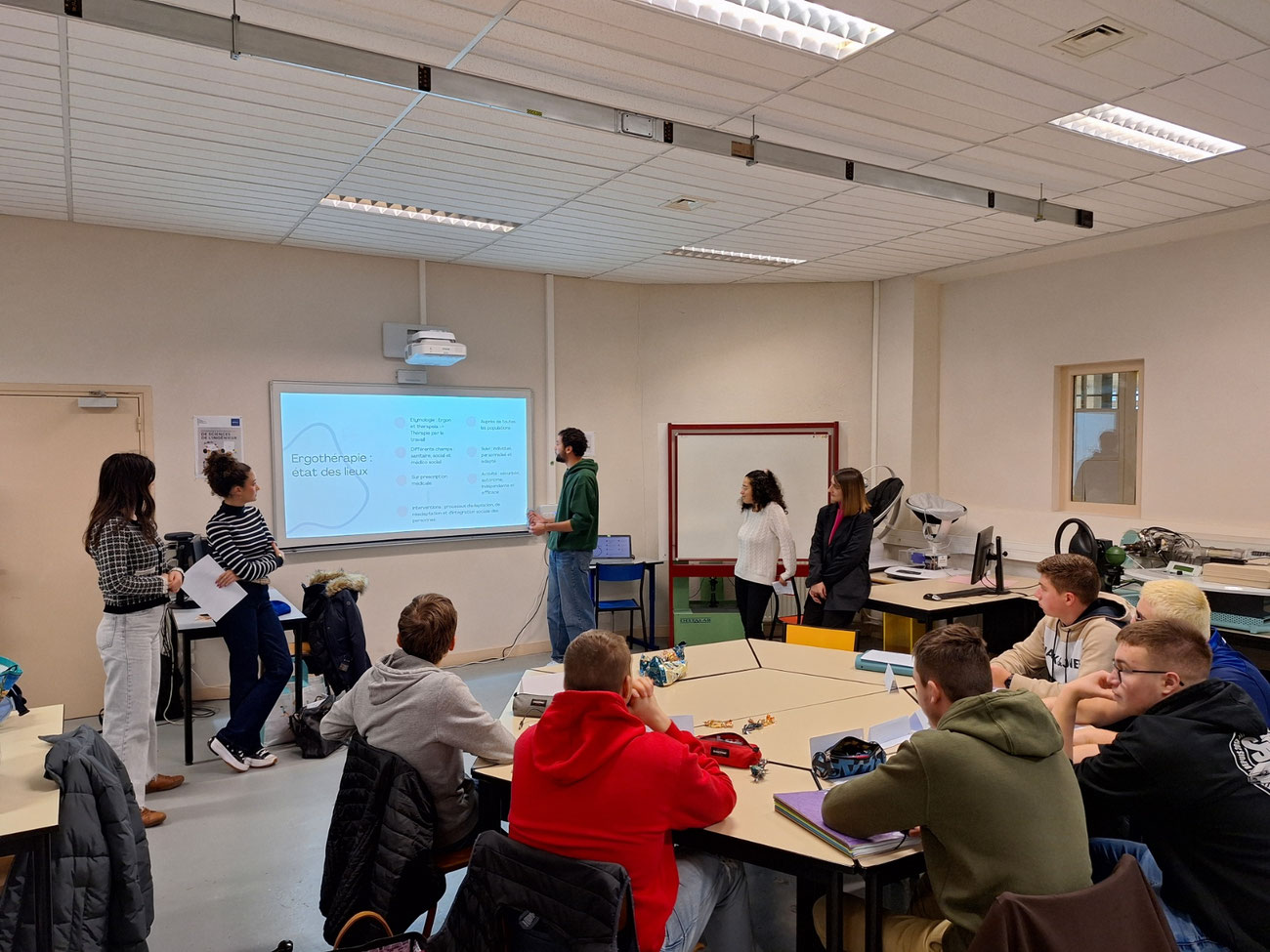 Cinq étudiants en 3ème année d’ergothérapie et les terminales G spécialité Sciences de l’Ingénieur v