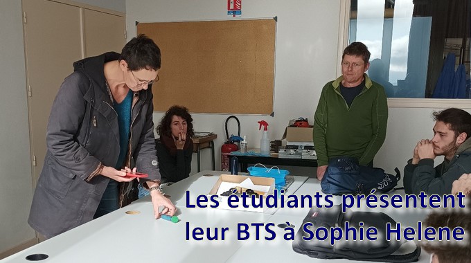 Les étudiants présentent leur BTS à Sophie HELENE