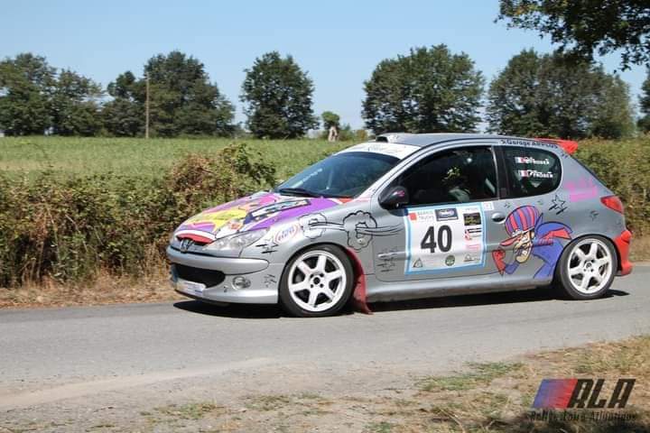 Lateral-voiture-rallye