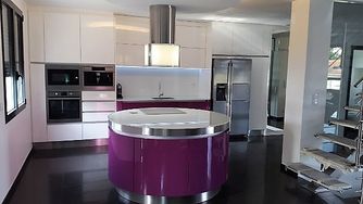 CUISINE DU PORTUGAL | Cuisine design avec un ilot central rond violet et des meubles laqués blanc brillant
