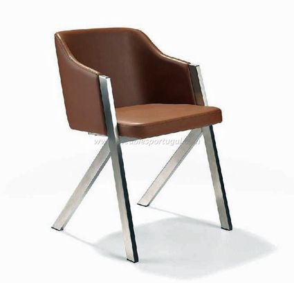 Chaise design en cuir marron et pieds chrome